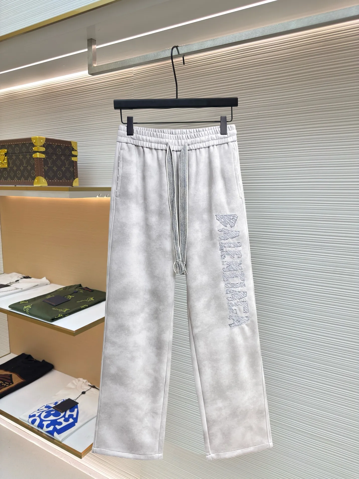 Balenciaga 🆕2026 Autumn and Winter New Arrival Casual Pants! The official website will be released simultaneously. Brand Classic LOGO casual pants, customized fabrics, excellent comfort and strong touch. Highly recognisable, perfect appearance and craftsmanship. Size:M-3XL
